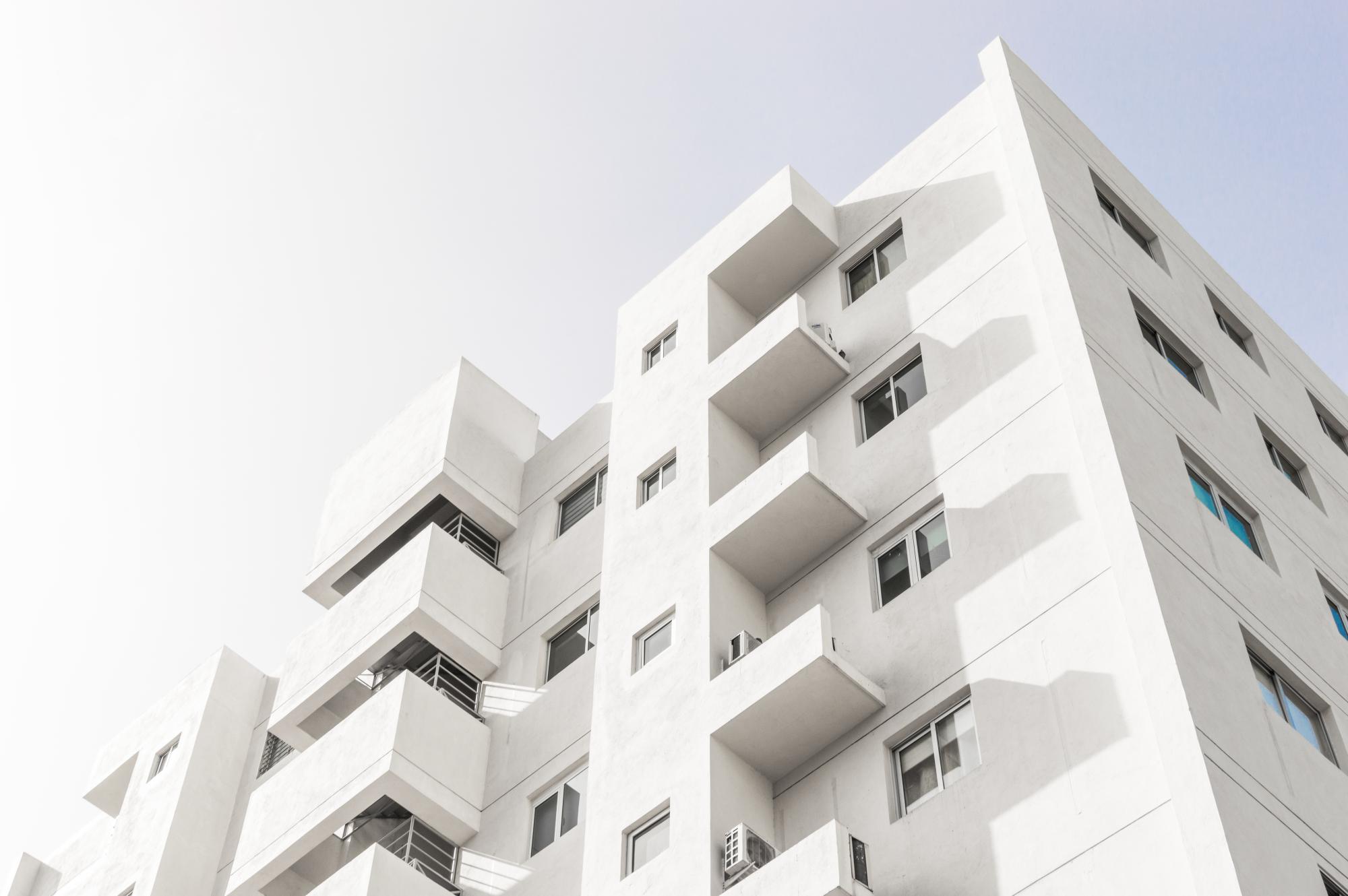 Imagen edificio blanco - propiedad horizontal